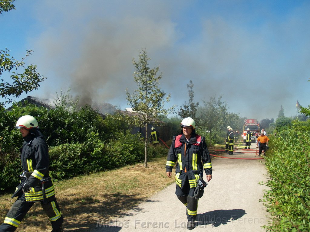 Gartenlaube in Vollbrand Koeln Poll Im Gremberger Waeldchen P088.JPG